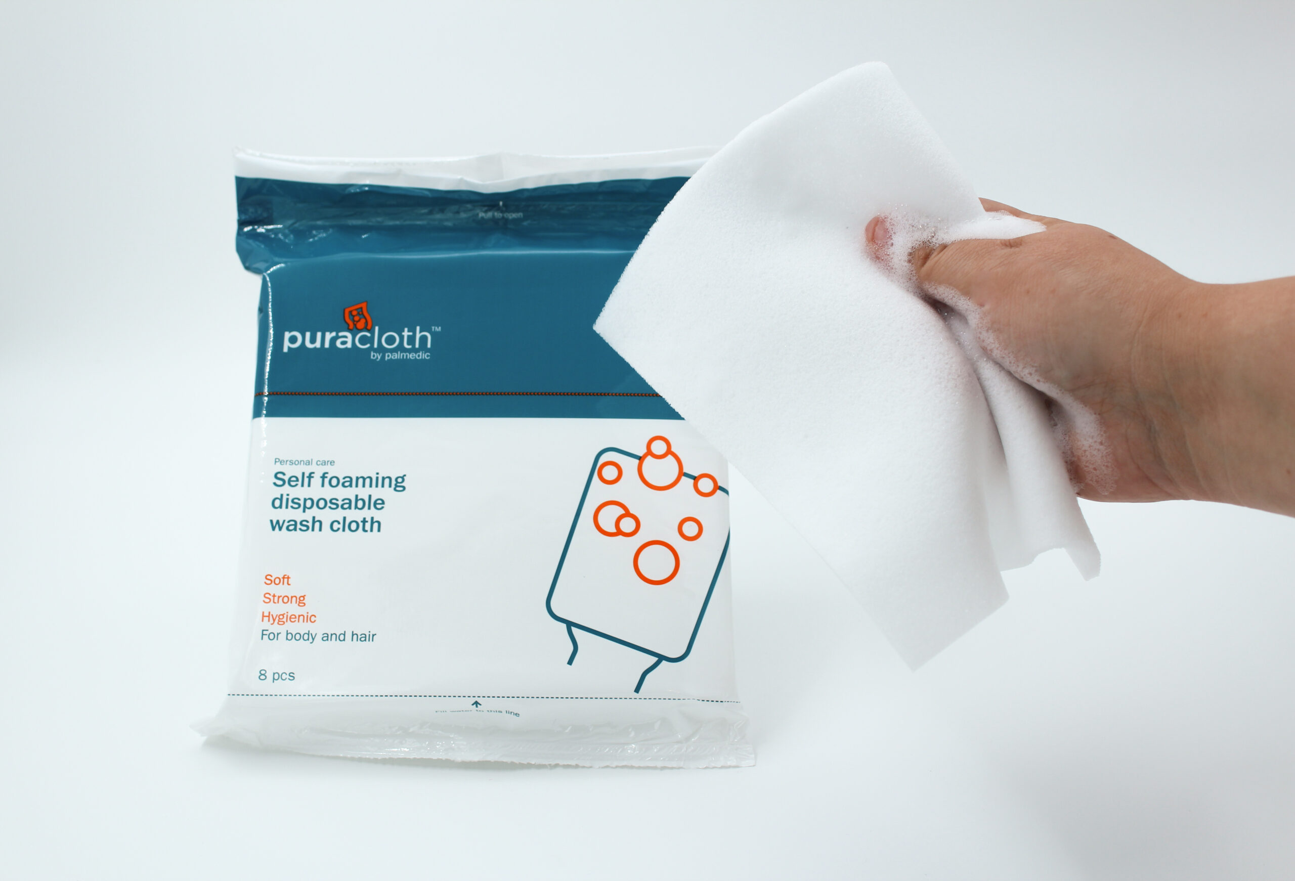 Puracloth in gebruik in hand en verpakking
