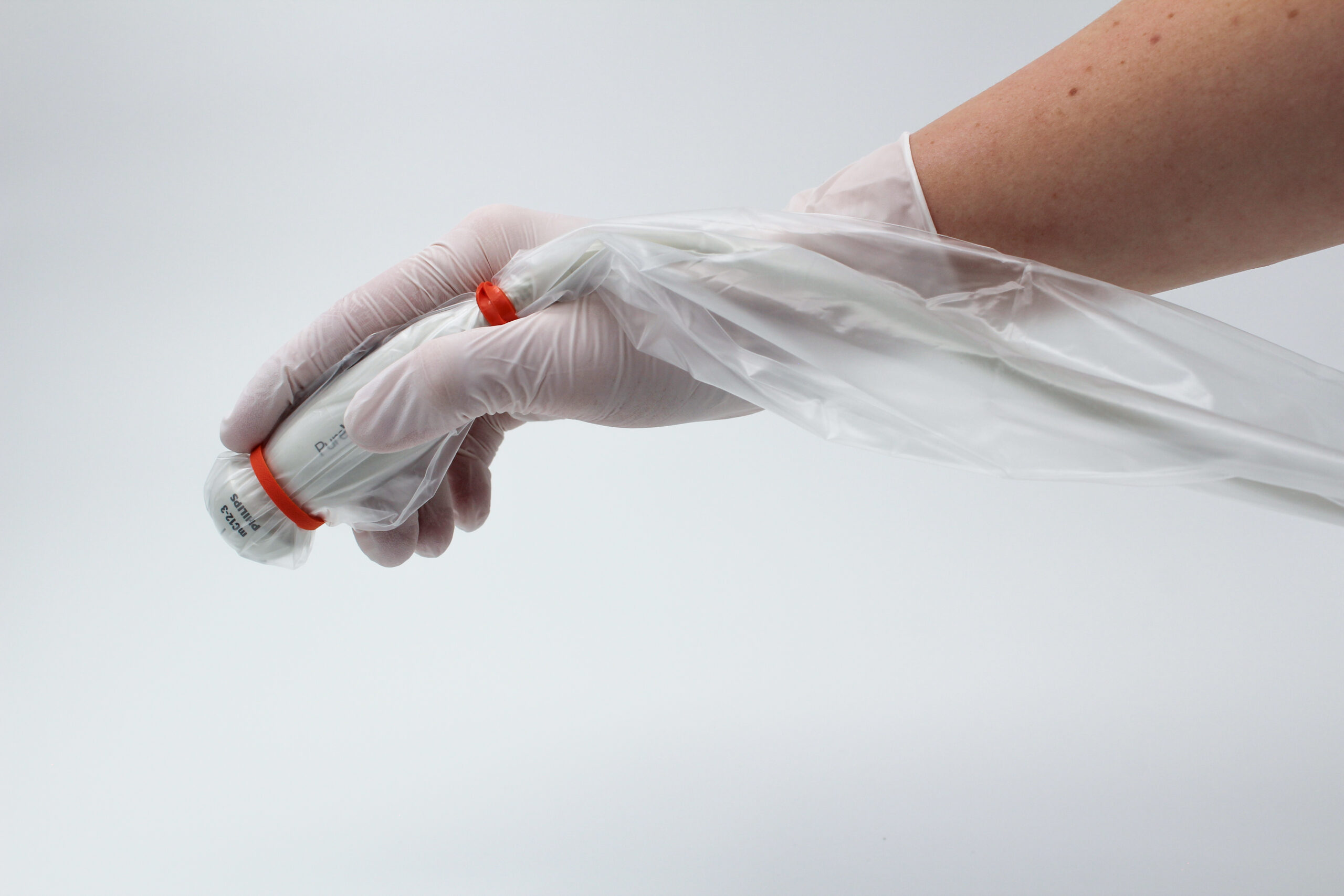 Ultrasound transducer radiologie met hoes en elastiekjes in hand